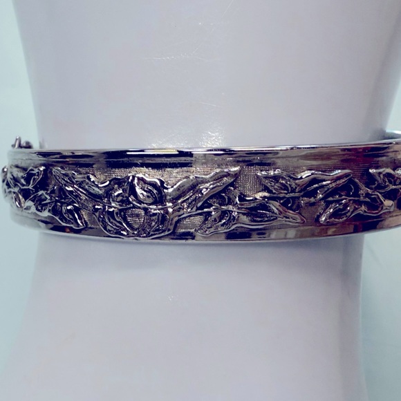 Vintage Whiting & Davis Co hinged bangle bracelet with safety chain 1950’s - Picture 8 of 10